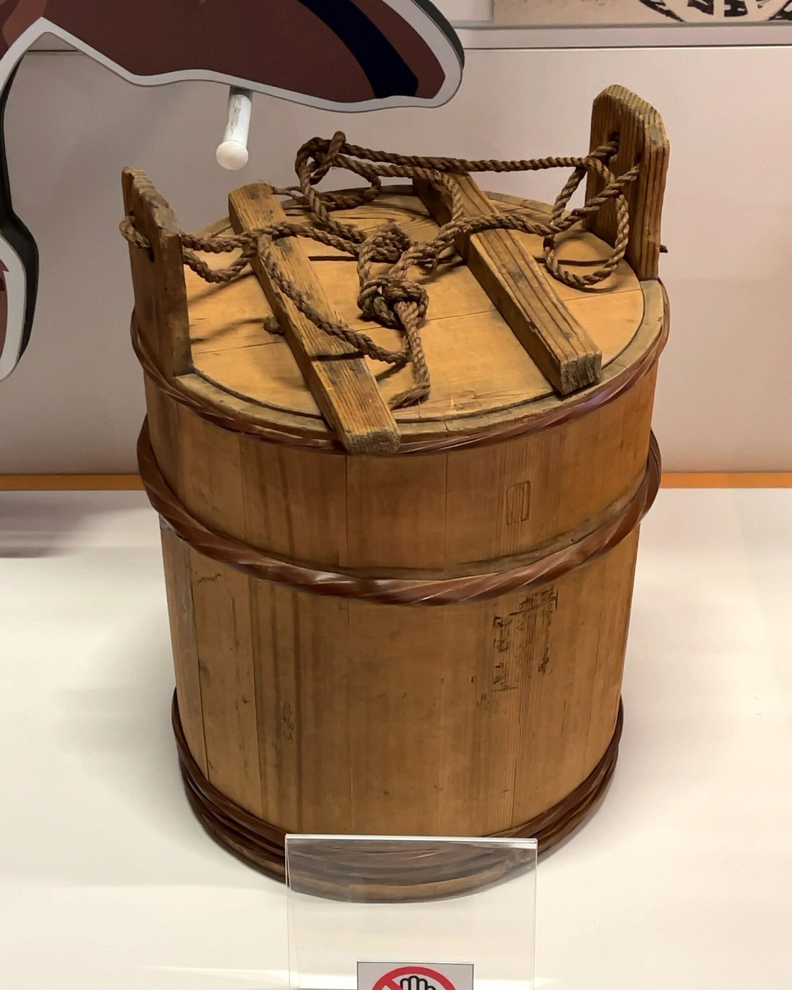 肥桶（こえおけ）。汲み取った屎尿を運ぶための桶