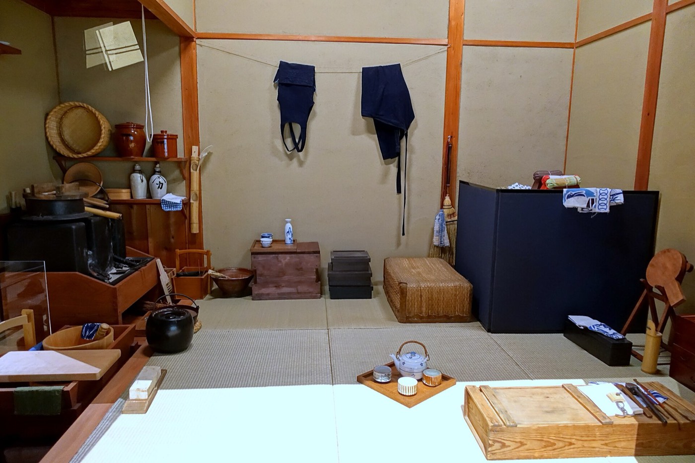 棟割長屋の一室を復元した展示。竈・水甕・箱膳が並ぶ