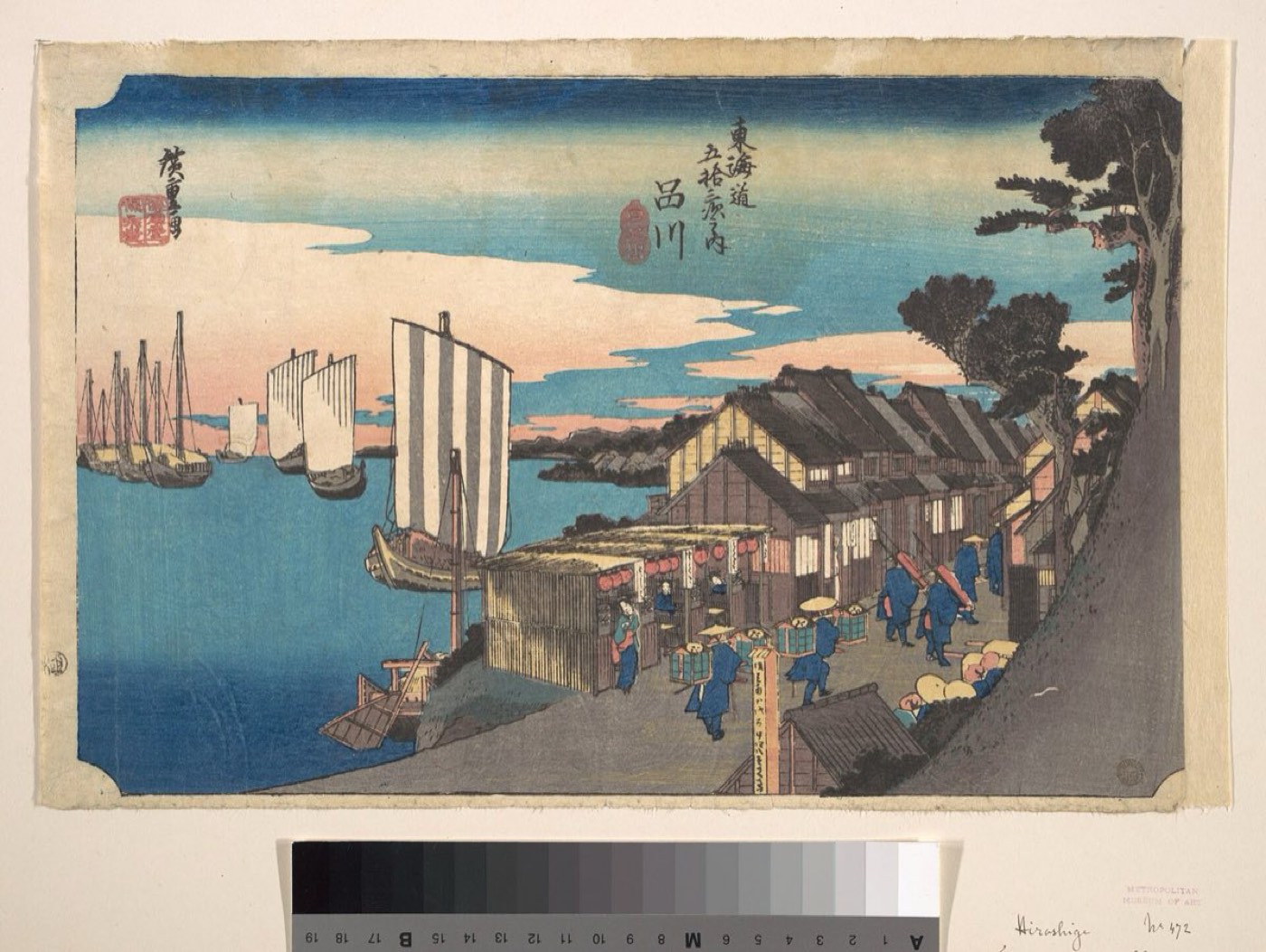 広重・東海道五拾三次之内 品川 日之出。海沿いの品川宿を進む大名行列と、街道に面して並ぶ旅籠
